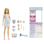 Barbie Dondurma Dükkanı Oyun Seti Barbie Dondurma Dükkanı Oyun Seti, 30 cm sarışın bebek, dondurma yapabilme özelliği ve gerçeğe uygun oyun aksesuarları HCN46