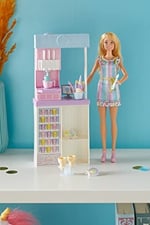 Barbie Dondurma Dükkanı Oyun Seti Barbie Dondurma Dükkanı Oyun Seti, 30 cm sarışın bebek, dondurma yapabilme özelliği ve gerçeğe uygun oyun aksesuarları HCN46