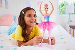 BARBIE™ DREAMTOPIA IŞILTILI BALERİN™ Barbie bebek | sarışın balerin bebek | sihirli ışık özelliği HLC25