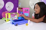 Barbie Extra Mini ve Hayvan Dostları'nın Seyahat Maceraları Oyun Seti, 2 yavru köpek ve Barbie Extra mini bebek, havuz, kaydırak, parti salonu ve aksesuarlar, 3 yaş ve üzeri HDY91