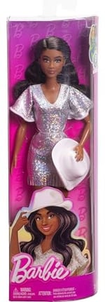 Barbie Fashionistas bebek, Eteği püsküllü gümüş rengi ışıltılı elbisesi, kovboy tarzı beyaz şapkası ve çizmeleriyle siyah saçlı, HYT95