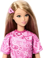 Barbie Fashionistas Style Pop No. 249 sarı saçlı, pembe şal etek, pembe şal desenli gömlek, platform tabanlı beyaz sandalet, JJN62