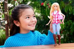 Barbie Gizemleri, Büyük At Kovalamacası dizisinden Barbie 'Malibu' bebek ve aksesuarlar, çıkarılabilir binici kıyafeti ve kaskıyla bebek, HXJ38