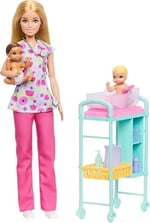 Barbie Kariyer Bebekleri çocuk doktoru oyun seti, üniforma giyen sarışın Barbie bebek, 2 bebek figürü, muayene masası ve aksesuarlar, JMK12 | Doktor Moda Bebek, Muayene Masası ve Daha Fazlası, 3 Yaş Ü
