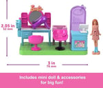 Barbie Mini BarbieLand koleksiyona uygun oyun seti, 4 cm'lik bebek, aynalı kuaför tezgahı, şampuan bölümü ve hikaye anlatımına yönelik karşılama masası ile Kuaför Salonu, JCR32