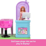 Barbie Mini BarbieLand koleksiyona uygun oyun seti, 4 cm'lik bebek, aynalı kuaför tezgahı, şampuan bölümü ve hikaye anlatımına yönelik karşılama masası ile Kuaför Salonu, JCR32