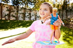 Barbie Sörf tahtası ile Ken bebek, Bükülebilir Sarışın Barbie, Havlu gibi Temaya Uygun Aksesuarlarıyla Ken Plaj Bebeği, HPT50