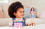 Barbie ve aksesuarları, Skipper bebek, uykulu bebek figürü ve beşikli oyun seti, mobilya ve temalı aksesuarlar, Bebek Bakıcısı, HJY33