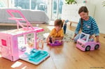 Barbie'nin 3'ü Bir Arada Muhteşem Karavanı ve Aksesuarları, Havuz, Kamyonet, Tekne ve Aksesuarlı Araç Dahil GHL93
