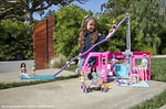 Barbie'nin YENİ Rüya Karavanı 76 cm yükseklik, havuz, kaydırak ve 60'tan fazla aksesuar HCD46