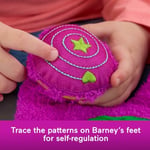 Barney pelüş oyuncağı, 2 yaş ve üzeri çocuklar için etkileşimli aktiviteler ve farklı dokular ile 32 cm'lik Fisher-Price Kalp Yapan , HYG89