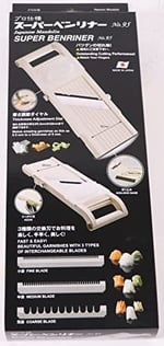 Benriner Pressioneller Japon SUPER Mandolin Sebze Rendesi 95 mm Kesme Genişliği 3 Farklı Değiştirilebilir Bıçak Ağzı Paslanmaz Çelik ve Parmak Koruması Sebze Spagetti
