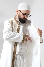 Beyaz Hakim Yaka Erkek Namaz Elbisesi Bordo Şerit Nakış İşlemeli İmam Cübbesi