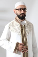 Beyaz Hakim Yaka Erkek Namaz Elbisesi Bordo Şerit Nakış İşlemeli İmam Cübbesi