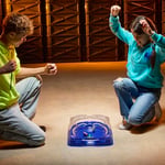 Beyblade Beystadium Arena ile X Drop Attack Savaş Seti, 2 Takara Tomy Üstleri ve Fırlatıcıları, Impact Drake 9-60LR & Hover Wyvern 3-85N, Savaş Oyunu Oyuncakları, 8+ Yaş