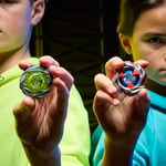 Beyblade Beystadium Arena ile X Drop Attack Savaş Seti, 2 Takara Tomy Üstleri ve Fırlatıcıları, Impact Drake 9-60LR & Hover Wyvern 3-85N, Savaş Oyunu Oyuncakları, 8+ Yaş