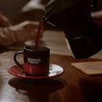 Bialetti - Moka Express Stranger Things: 3 Cups Ocak Üstü Espresso Pişirici, Müzikli, 130ml, Siyah, Patentli Güvenlik Valfi