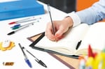 BIC Cristal Medium Tükenmez Kalem Kırmızı 50'li Kutu, 1.0 mm Orta Kalınlıkta Uç, Şeffaf Gövde, Delikli Kapak