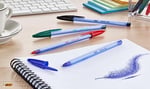 BIC Cristal Soft Tükenmez Kalem, Siyah, 50'li Kutu, 1.2 mm Orta Kalınlıkta Uç, Şeffaf Gövde, Delikli Kapak