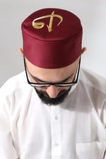 Bordo Kapitone Elif Vav Nakışlı Kalıp Namaz Takkesi