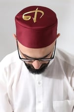 Bordo Kapitone Elif Vav Nakışlı Kalıp Namaz Takkesi