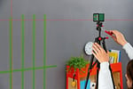 Bosch Home & Garden Quigo Plus Çapraz Çizgi Lazeri (+- 0,8 mm Hassasiyet, 6 sn. Otomatik Nivelman Süresi, 2 x AA Pil, 1,1 mm Alüminyum Sehpa, Hedef Tahtası, Karton Kutu)