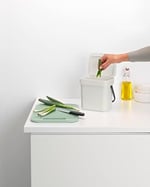 Brabantia - Sort & Go çöp kutusu 3 l – küçük geri dönüşüm kabı – taşıma sapı – bakımı kolay – tezgah veya mutfak dolabı için – mutfak çöp kovası – açık gri – 19 x 14 x 18 cm