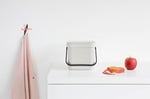 Brabantia - Sort & Go çöp kutusu 3 l – küçük geri dönüşüm kabı – taşıma sapı – bakımı kolay – tezgah veya mutfak dolabı için – mutfak çöp kovası – açık gri – 19 x 14 x 18 cm