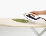 Brabantia - Ütü altlığı – ısıya dayanıklı ütü matı – koruyucu, esnek silikon – ütü rafı – kolay saklanabilir – maks. 220 °C – Çamaşır aksesuarı – Calm Green – 28,5 x 0,5 x 15 cm