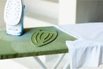Brabantia - Ütü altlığı – ısıya dayanıklı ütü matı – koruyucu, esnek silikon – ütü rafı – kolay saklanabilir – maks. 220 °C – Çamaşır aksesuarı – Calm Green – 28,5 x 0,5 x 15 cm