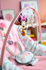 Bright Starts Disney Bebek Minnie Mouse'u Titreşimli ve Çıkartılabilir Oyuncak Çubuğuna Sahip, Bebekten Yürümeye Başlayana Sallanan Oyuncaklı Beşik - Forever Besties, Yenidoğan ve Üzeri