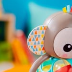 Bright Starts Grab & Giggle Monkey Light-Up Müzikal Çıngırak Oyuncağı, Kolay Kavranan Oball İle, 6 Aylık Ve Daha Büyük Bebekler İçin