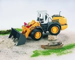 Bruder - Liebherr L574 Kepçe Ölçekli Model