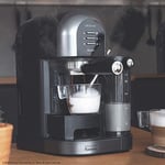 Cecotec Yarı Otomatik Kahve Makinesi Power-ccino 20 Chic Nera Serisi, Öğütülmüş Kahve ve Kapsül için 20 Bar, 0,7 L Süt Tankı, 1,7 L Su Tankı, Siyah