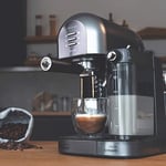 Cecotec Yarı Otomatik Kahve Makinesi Power-ccino 20 Chic Nera Serisi, Öğütülmüş Kahve ve Kapsül için 20 Bar, 0,7 L Süt Tankı, 1,7 L Su Tankı, Siyah