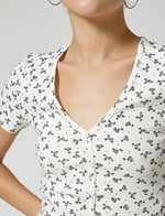 Crop Çiçekli Tişört Düğmeli V Yaka Ribanalı Slim Fit Kısa Kollu Pamuklu