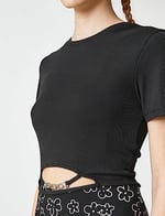 Crop Tshirt Kısa Kollu Bisiklet Yaka Metal Aksesuarlı