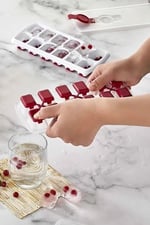 Deconox 2 Adet Silikon Tabanlı Buzluk, 12'li Buz Kalıbı, Silikon Tabanlı Buz Kalıbı, Pratik ve Esnek Silikon Tabanlı Buzluk Seti - İçeceklerinizi Serin Tutun!