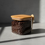 Deconox 600 ml Bambu Kapaklı ve Kaşıklı Kare Cam Kavanoz, Vakumlu Ahşap Kapaklı Baharatlık, Kendinden Kaşık Yuvalı Şeker, Kahve ve Banyo Tuzu Saklama Kabı