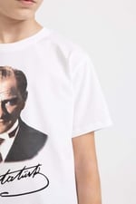DeFacto 29 Ekim Cumhuriyet Bayramı Bisiklet Yaka Renk Şekil Değiştiren Atatürk Baskılı Kısa Kollu Beyaz Tişört Erkek Çocuk