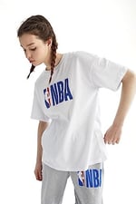 DeFacto Kadın DeFactoFit NBA Wordmark Oversize Fit Bisiklet Yaka Baskılı Kısa Kollu Tişört
