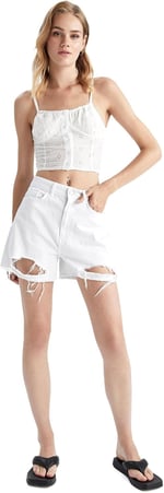 DeFacto Kadın Fitted Kalp Yaka Askılı Brode Crop Bluz