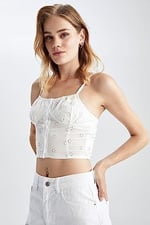 DeFacto Kadın Fitted Kalp Yaka Askılı Brode Crop Bluz
