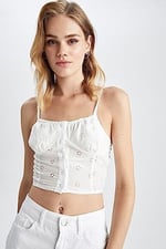 DeFacto Kadın Fitted Kalp Yaka Askılı Brode Crop Bluz
