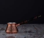 DEMMEX 2 mm Kalın Bakır Türk Yunan Arap Kahve Demliği Oyulmuş Ocak Üstü Kahve Makinesi Cezve Ibrik Briki, Ahşap Saplı ve Kaşıklı, 3 Kişilik (Mat Bakır)