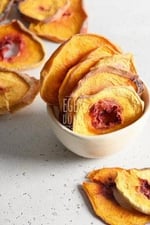 EGEYE DÖNÜŞ Şekersiz Şeftali Meyvesi Kurusu Cipsi - 50 Gr. (Yüksek Aroma - Kokteyl Meyvesi - Katkı Koruyucu İçermez)