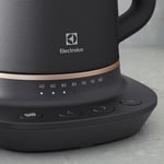 Electrolux E7K1-6BP Explore 7 Kettle | 2400W, 1.7L Kapasite, Kireç Filtresi, Otomatik Kapanma, Sıcaklık Ayarlı Kettle | Çay, Kahve ve Sıcak İçecek - Seçenekler: E7K1-6BP, E7GK1-8BP, E3K1-3ST, E5K1-6ST