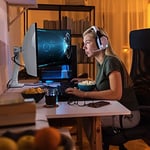 ERGOTRON Beyaz HD mafsallı HX monitör kolu, 49 inçe kadar ultra geniş kavisli monitörler için patentli CF teknolojisine sahip masa tutucu, 29,2 cm yükseklik ayarı, VESA, 10 yıl garanti