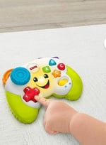 Fisher-Price Türkçe dil desteğiyle 6 ay ve üzeri bebekler ve yürüme çağındaki çocuklar için ışıklı ve şarkılar içeren Eğlen ve Öğren Eğitici Oyun Kumandası, yeşil renkli oyun konsolu oyuncağı, HXB64