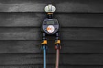 Fiskars 2 çıkışlı zamanlayıcı/zamanlayıcı, tüm standart musluk boyutları için, kolay okunabilir LCD ekran, evrensel boyut, 580 g, siyah/turuncu, 1054792